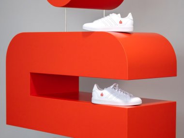 Sneaker der Sparkasse Mittelmosel Die neuen weißen Sneaker der Sparkasse Mittelmosel mit aufgedrucktem Logo