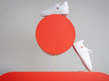 Weiße Sneaker mit dem Sparkassenlogo