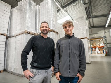 Die Kollegen stehen im Lager der Firma Ulticom in Zell-Barl.