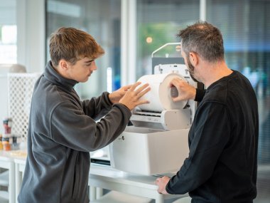 Mitarbeiter der Firma Ulticom begutachten die Produkte der Zeller Firma.