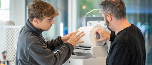 Mitarbeiter der Firma Ulticom begutachten die Produkte der Zeller Firma.