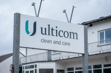 Das Firmenschild der Ulticom Mid-West am Standort in Zell-Barl.