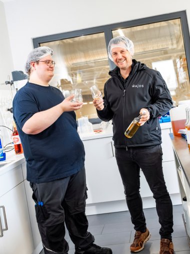 Azubi Lars und Geschäftsführer Peter Oster Azubi Lars und Geschäftsführer Peter Oster stehen im Labor der Firma Wajos