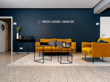 Lounge mit Sitzmöbeln im Eingangbereich der Firma Wajos