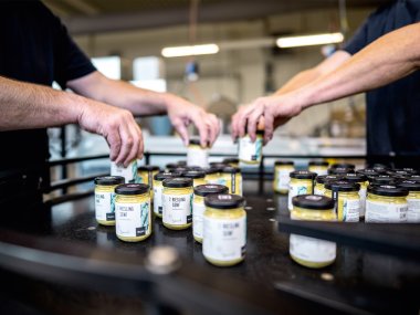 Produkte der Firma Wajos Mitarbeiter arbeiten an Produkten der Firma Wajos