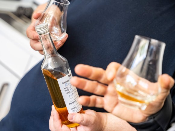 Nahaufnahme im Labor Nahaufnahme während Produkttests im Labor der Firma Wajos