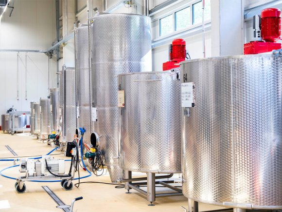 Tanks in der Produktionshalle Große Tanks in der Produktionshalle der Firma Wajos