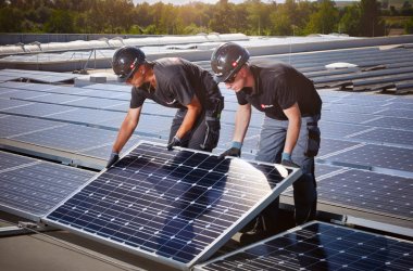 Mitarbeiter von Wi SOLAR arbeiten an einer Photovoltaik-Anlage.