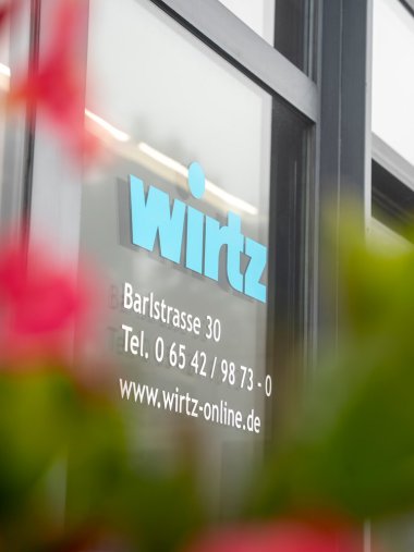 Das Logo der Firma Wirtz GmbH auf der Glasfront der Eingangstür