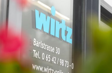 Das Logo der Firma Wirtz GmbH auf der Glasfront der Eingangstür