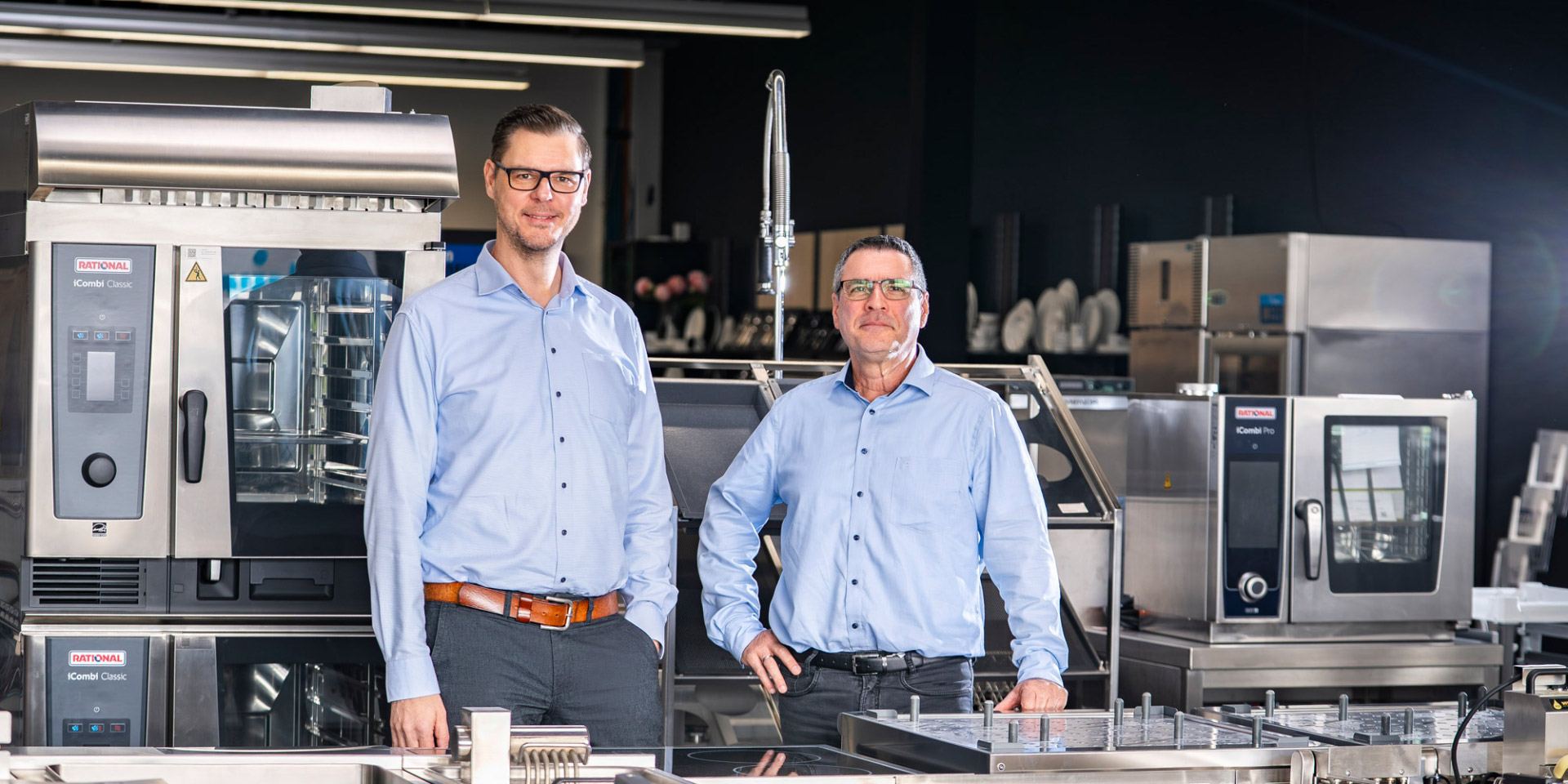 Peter Wirtz und Matthias Knapp stehen hinter einer Küchenzeile