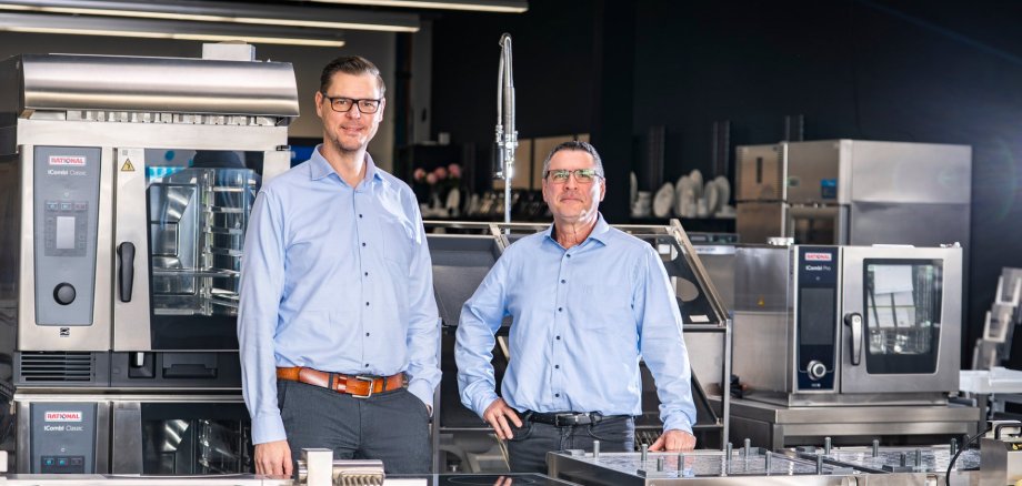 Peter Wirtz und Matthias Knapp stehen hinter einer Küchenzeile