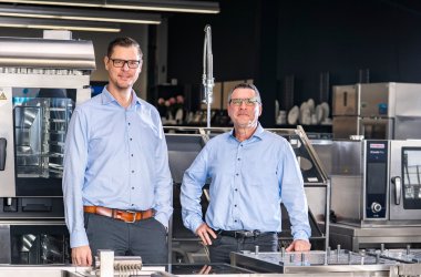 Peter Wirtz und Matthias Knapp stehen hinter einer Küchenzeile