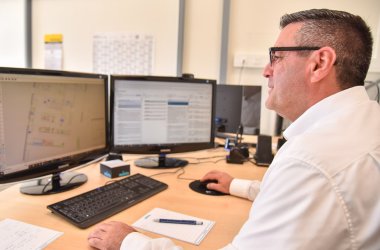 Ein Mitarbeiter des Kurvenkreis-Sponsors Wirtz GmbH