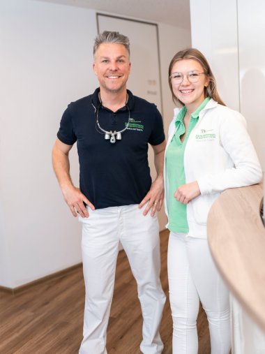 Praxisinhaber Marco Retterath mit einer Kollegin in der Zahnarztpraxis