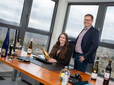Azubi Madeleine und Matthias Bohn im Bürogebäude der Weinkellerei ZGM