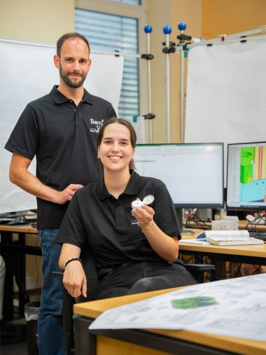 Annika und Christian von Zeller Engineering zeigen einen Verschluss, der mit ihren Werkzeugen produziert wurde.