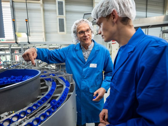 Betriebsleiter und Azubi von Zeller Plastik an einer der Produktionsanlagen