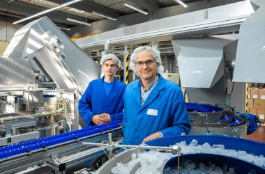 Bild des Betriebsleiters und eines Azubis von Zeller Plastik in der Produktion
