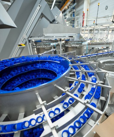Verschlüsse in der Produktionsanlage von Zeller Plastik Deutschland GmbH
