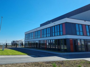 Außenansicht des neuen Gewerbestandortes der Firma IKO Insulations in Kaisersesch, CochemZell