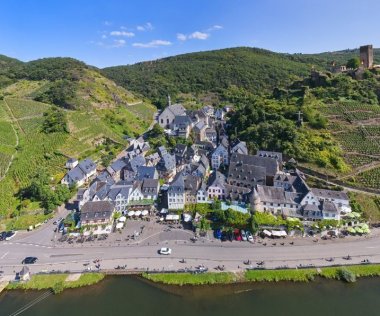 Auf dem Drohnenbild sieht man Beilstein von oben und hat einen Überblick über den gesamten Ort samt Burg.