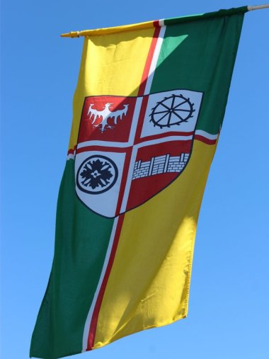 Eine Fahne mit dem Logo der Ortsgemeinde Dohr in CochemZell