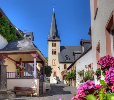 Der Kirchturm des Ortsteils Eller an der Mosel