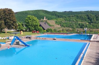Das Schwimmbad von Ellenz-Poltersdorf im Kurvenkreis CochemZell