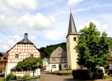 Der Hunsrückort Lütz in der Verbandsgemeinde Cochem im Kurvenkreis