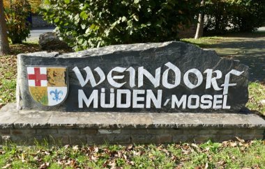Stein am Ortseingang der Ortsgemeinde Müden in CochemZell