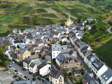 Luftbild des Ortsteils Senheim an der Mosel im Kurvenkreis CochemZell