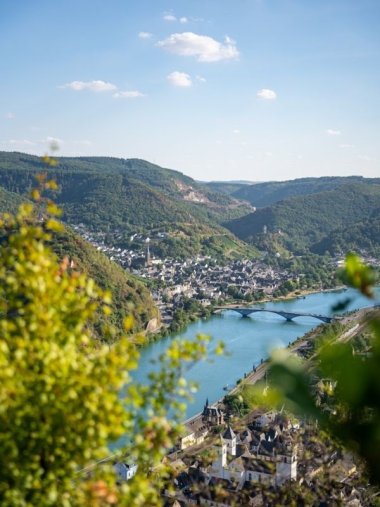 Treis-Karden von einem Aussichtspunkt aus