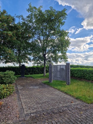 Gedenktafel für alle Verstorbenen, die vor 1988 auf den Friedhöfen der umliegenden Gemeinden beerdigt werden mussten, da Wirfus bis zu diesem Jahr keinen eigenen Friedhof besaß.