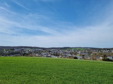 Ausblick auf Kaisersesch von einer erhöhten Wiese