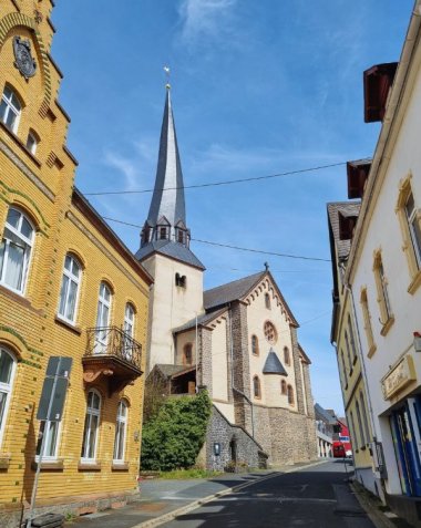 Man sieht die St. Pankratiuskirche mit schiefem Kirchturm.