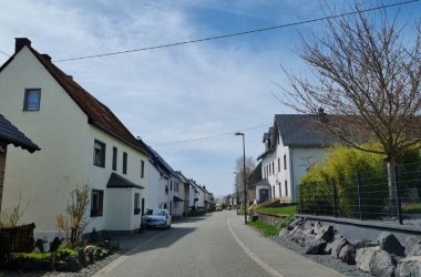 Eine Straße und Häuser in Leienkaul.