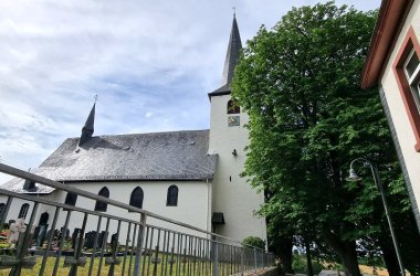 Die Kirche im Eifelort Alflen, Kurvenkreis CochemZell