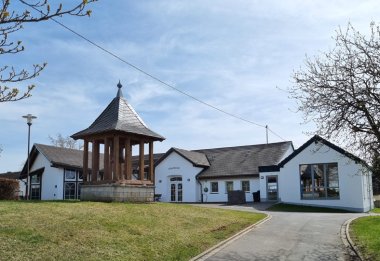Das Gemeindehaus und die historische Kirchenglocke in Auderath