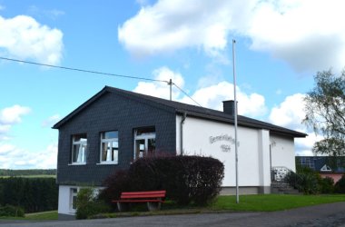 Das Gemeindehaus im Eifelort Filz, Kurvenkreis CochemZell