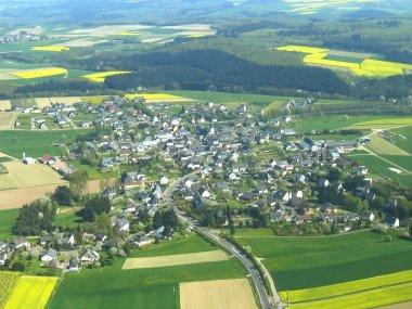 Luftaufnahme der Ortsgemeinde Gevenich im Kurvenkreis CochemZell