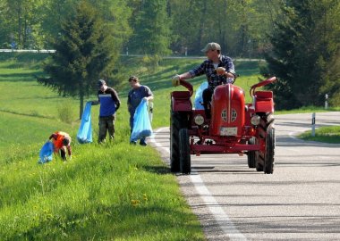 Traktor und Müllsammler in der Ortsgemeinde Gevenich in CochemZell