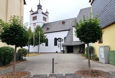 Die Kirche des Eifelortes Lutzerath im Kurvenkreis CochemZell
