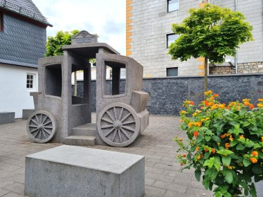 Eine Postkutsche als Sitzgelegenheit im Ortskern von Lutzerath, Kurvenkreis CochemZell