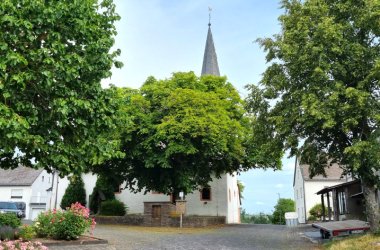 Blick auf die Kirche in der Ortsmitte von Schmitt im Kurvenkreis CochemZell
