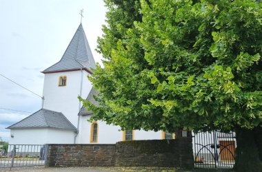 Die Kirche im Eifelort Weiler, Kurvenkreis CochemZell