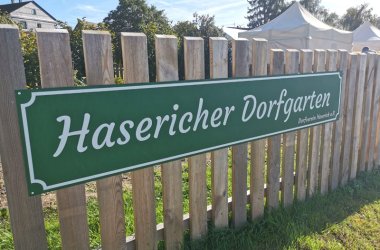 Schild am Zaun des Dorfgartens in der Ortsgemeinde Haserich in CochemZell