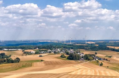 Der Hunsrückort Tellig im Kurvenkreis CochemZell mit der Drohne fotografiert
