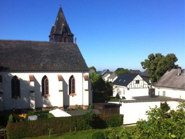 Die Ortsmitte des Hunsrückortes Tellig im Kurvenkreis