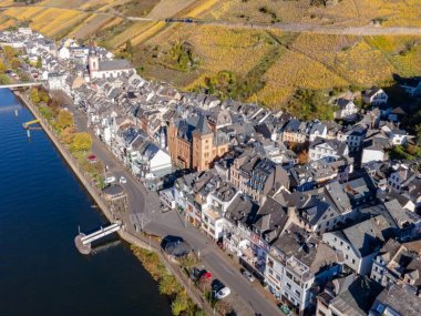 Luftaufnahme der Altstadt von Zell (Mosel) in CochemZell